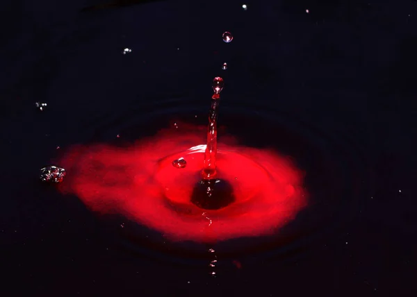 Krew Czerwona Płyn Kapie Powierzchnię Brudnej Zatrutej Wody — Zdjęcie stockowe