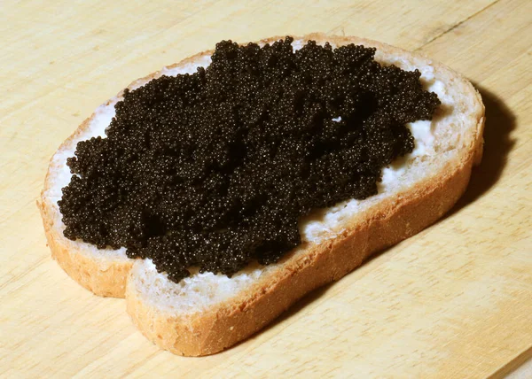 Een Sneetje Wit Roggebrood Met Boter Een Bos Zwarte Steurkaviaar — Stockfoto