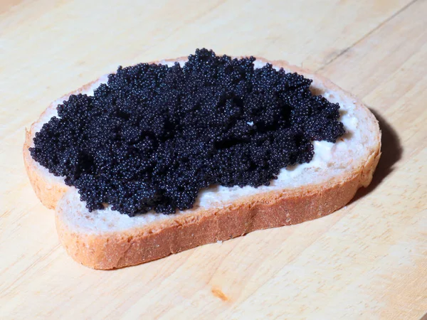 Uma Fatia Pão Centeio Branco Com Manteiga Monte Caviar Esturjão — Fotografia de Stock