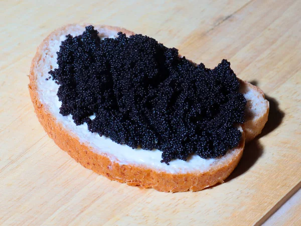 Una Fetta Pane Segale Bianco Con Burro Mazzetto Caviale Storione — Foto Stock