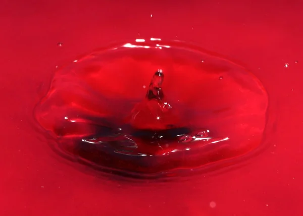 Gota Líquido Vermelho Superfície Água Tóxica — Fotografia de Stock