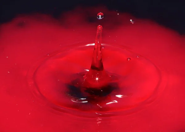Goccia Liquido Rosso Sulla Superficie Dell Acqua Tossica — Foto Stock