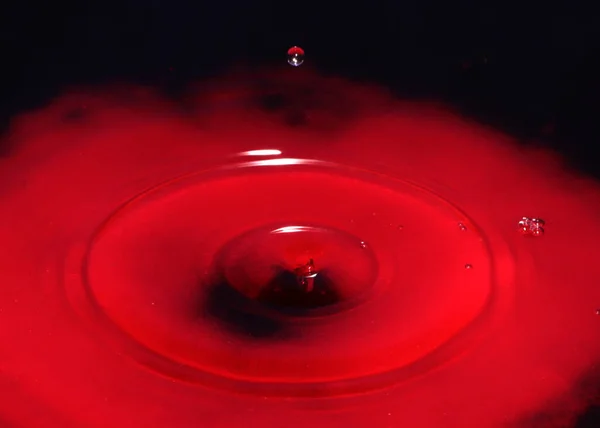 Gota Líquido Vermelho Superfície Água Tóxica — Fotografia de Stock
