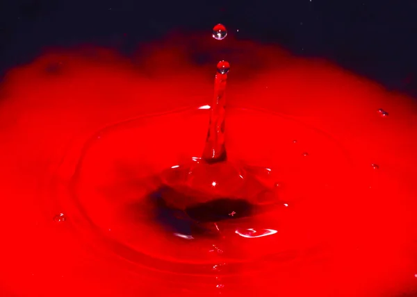 Gota Líquido Vermelho Superfície Água Tóxica — Fotografia de Stock