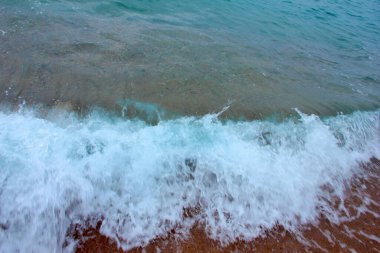 Açık deniz dalgaları ve kumlu sahil