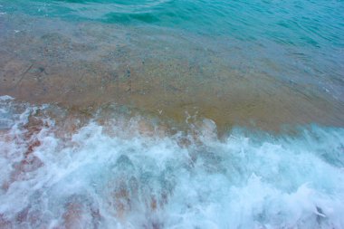 Açık deniz dalgaları ve kumlu sahil