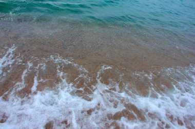 Açık deniz dalgaları ve kumlu sahil