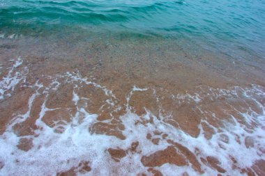 Açık deniz dalgaları ve kumlu sahil