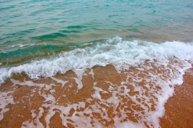 Açık deniz dalgaları ve kumlu sahil