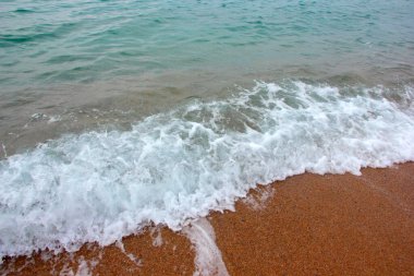 Açık deniz dalgaları ve kumlu sahil