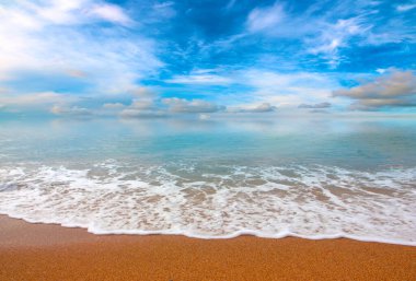 Güneşli gökyüzünün altında spor için güzel bir deniz kenarı.