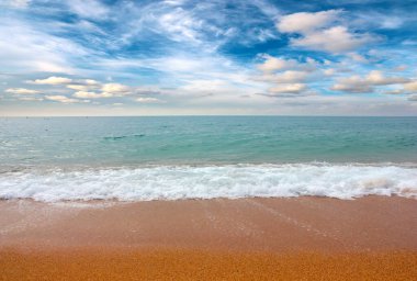 Güneşli gökyüzünün altında spor için güzel bir deniz kenarı.