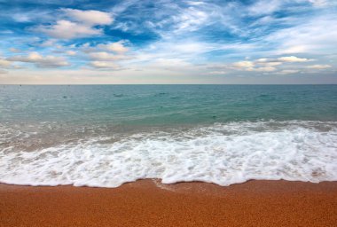 Güneşli gökyüzünün altında spor için güzel bir deniz kenarı.