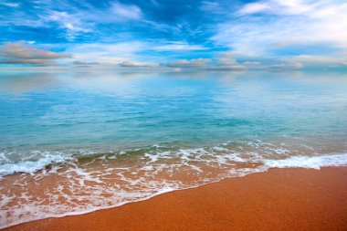 Güneşli gökyüzünün altında spor için güzel bir deniz kenarı.