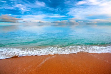 Güneşli gökyüzünün altında spor için güzel bir deniz kenarı.