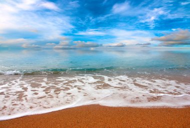 Güneşli gökyüzünün altında spor için güzel bir deniz kenarı.
