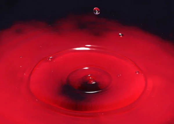 Kapka Červené Tekutiny Povrchu Toxické Vody — Stock fotografie