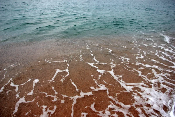 Καθαρά Θαλάσσια Κύματα Και Αμμώδης Παραλία — Φωτογραφία Αρχείου