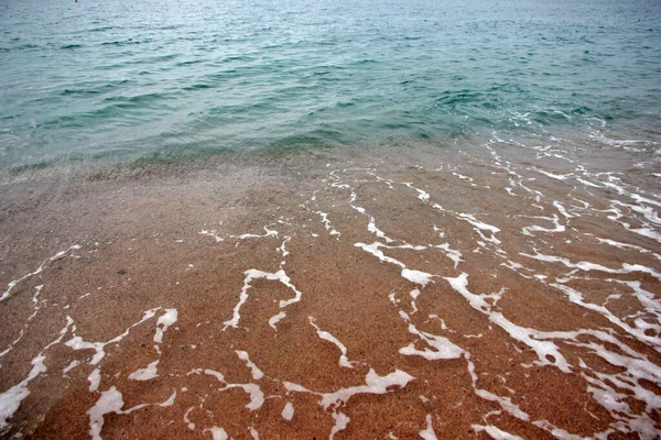 Καθαρά Θαλάσσια Κύματα Και Αμμώδης Παραλία — Φωτογραφία Αρχείου