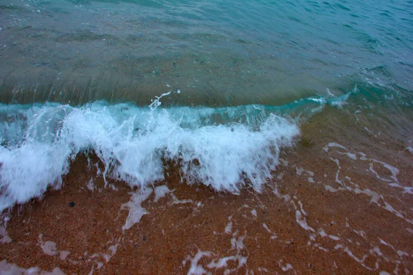 Jelas Gelombang Laut Dan Pantai Berpasir — Stok Foto