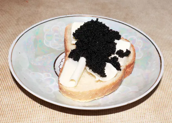 白麦面包三明治加黄油和黑七叶鱼 — 图库照片