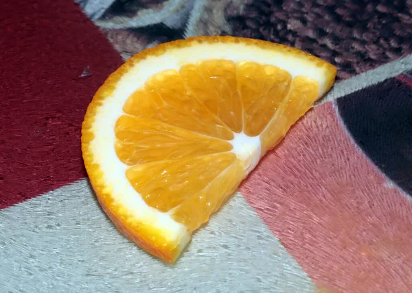 Υπέροχο Ώριμο Πορτοκάλι Κομμένο Φέτες Έτοιμο Για Κατανάλωση — Φωτογραφία Αρχείου