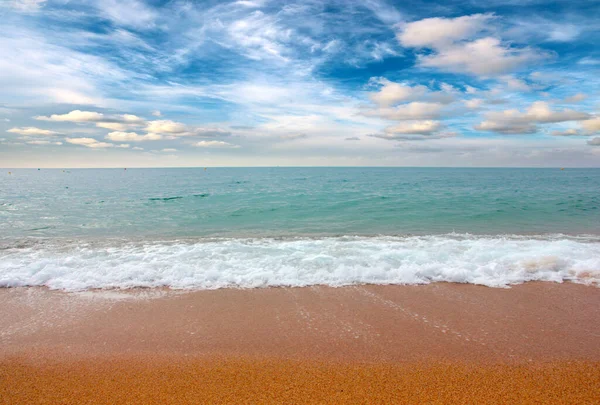 Güneşli gökyüzünün altında spor için güzel bir deniz kenarı.