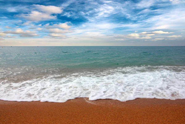 Güneşli gökyüzünün altında spor için güzel bir deniz kenarı.