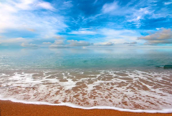 Güneşli gökyüzünün altında spor için güzel bir deniz kenarı.