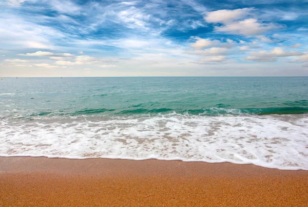 Güneşli gökyüzünün altında spor için güzel bir deniz kenarı.