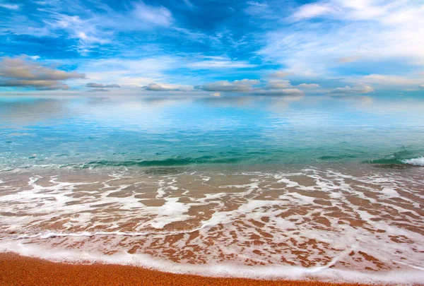 Güneşli gökyüzünün altında spor için güzel bir deniz kenarı.