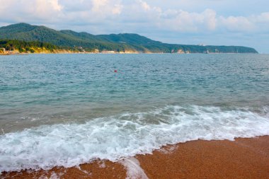 Güneşli gökyüzünün altında spor için güzel bir deniz kenarı.