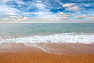 Güneşli gökyüzünün altında spor için güzel bir deniz kenarı.