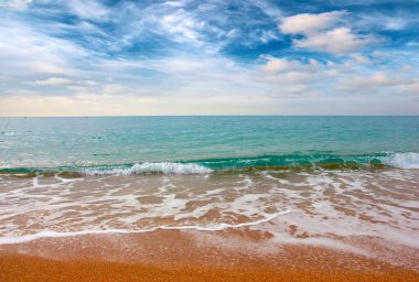 Güneşli gökyüzünün altında spor için güzel bir deniz kenarı.