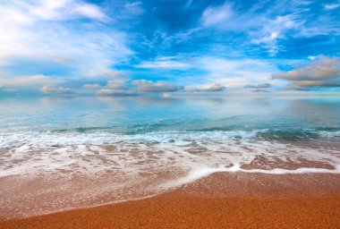 Güneşli gökyüzünün altında tatil yeri olarak güzel bir sahil.