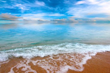 Güneşli gökyüzünün altında tatil yeri olarak güzel bir sahil.