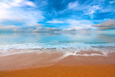 Güneşli gökyüzünün altında tatil yeri olarak güzel bir sahil.