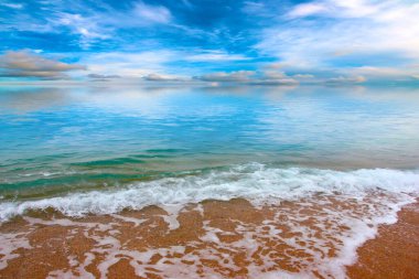 Güneşli gökyüzünün altında tatil yeri olarak güzel bir sahil.