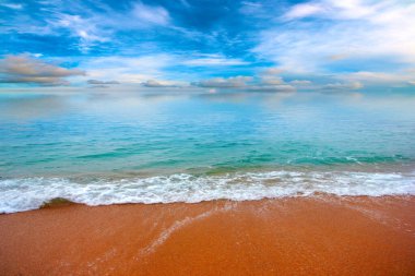 Güneşli gökyüzünün altında tatil yeri olarak güzel bir sahil.