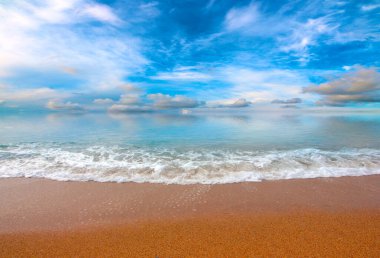 Güneşli gökyüzünün altında tatil yeri olarak güzel bir sahil.