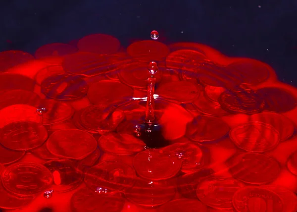 Drops Red Liquid Pile Metal Coins Layer Water — Stock Photo, Image