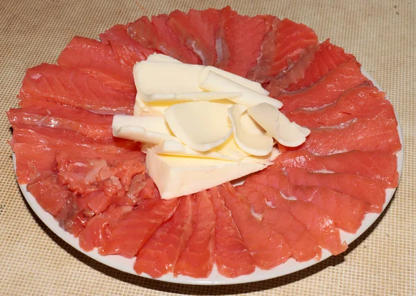 Plasterki Solonej Czerwonej Ryby Udział Masła Talerzu — Zdjęcie stockowe