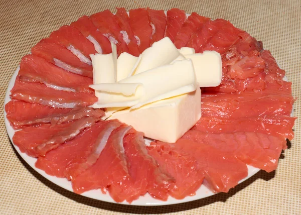 Plakjes Gezouten Rode Vis Een Deel Boter Een Bord — Stockfoto