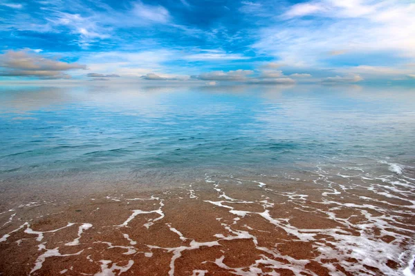 Bella Spiaggia Mare Sotto Cielo Soleggiato Come Luogo Vacanza — Foto Stock