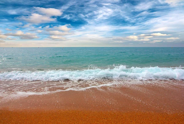 Krásná Mořská Pláž Pod Slunnou Oblohou Jako Místo Dovolenou — Stock fotografie