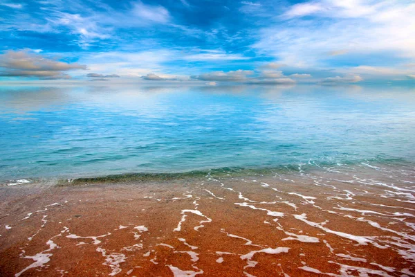 Красивый Морской Пляж Солнечным Небом Место Отдыха — стоковое фото