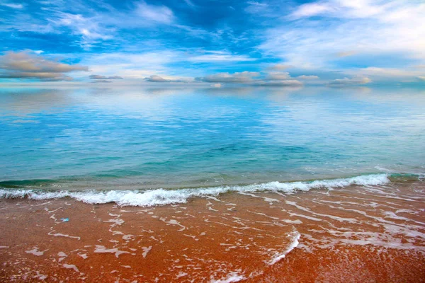 Красивый Морской Пляж Солнечным Небом Место Отдыха — стоковое фото
