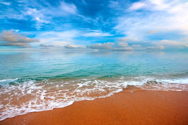 Krásná Mořská Pláž Pod Slunnou Oblohou Jako Místo Dovolenou — Stock fotografie