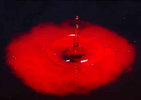 Uma Gota Sangue Líquido Vermelho Cai Sobre Superfície Água — Fotografia de Stock