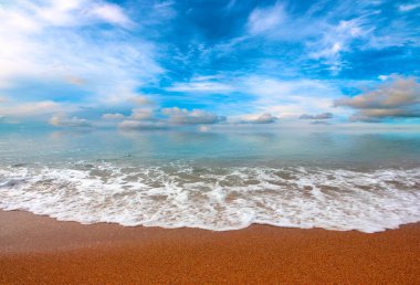 Güzel kumlu deniz plajı ve güneşli gökyüzü düşünmek için ideal bir yer.